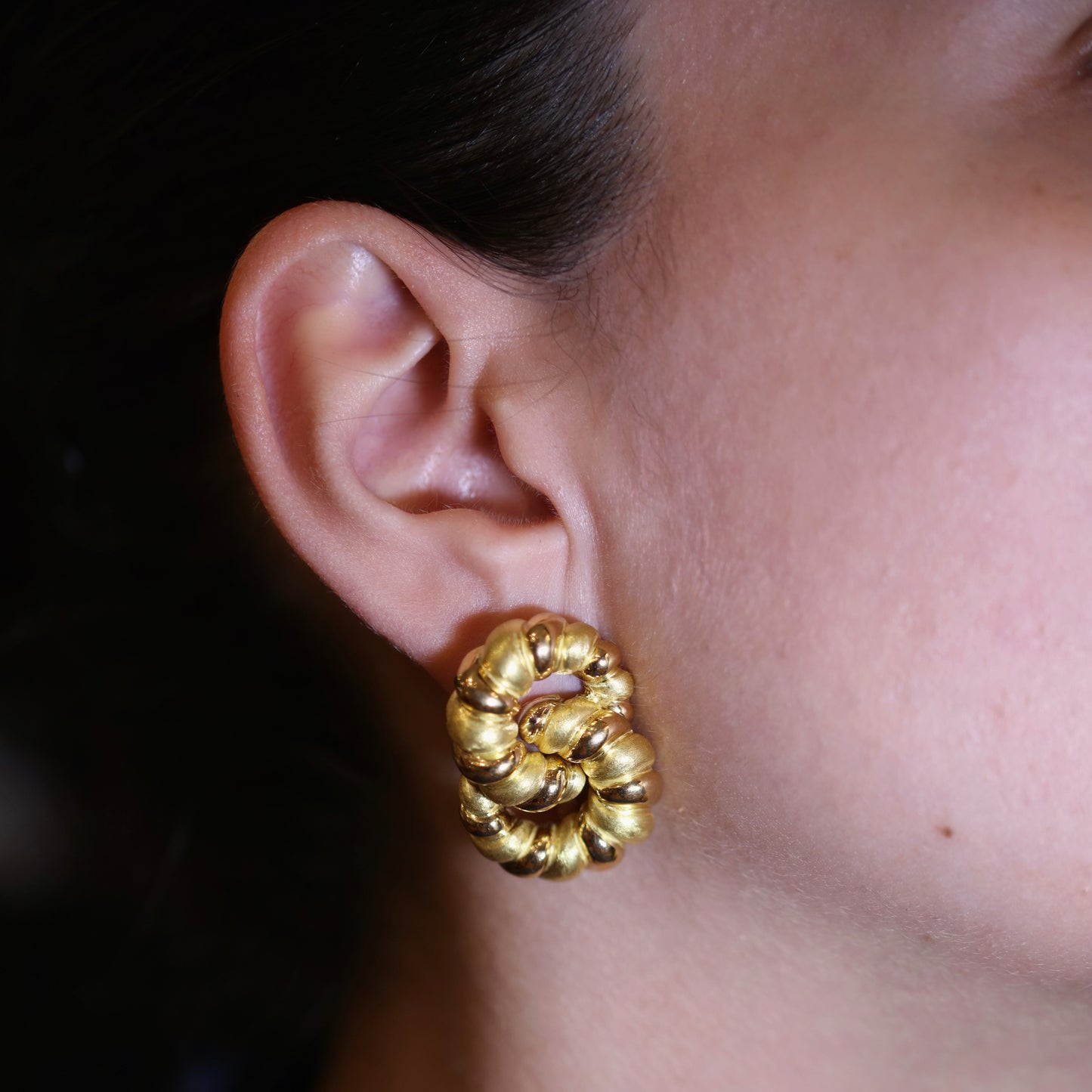 Boucles d’oreille en or jaune enlacés et torsadés. Roger Lebenstein