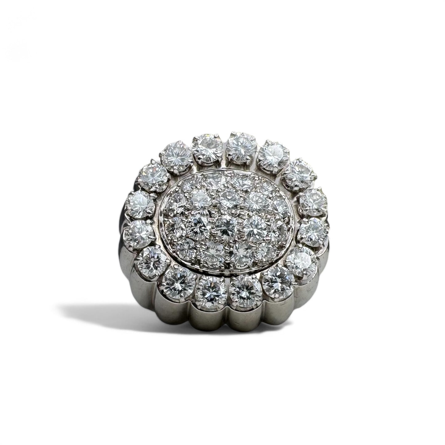 Bague Tartelette en platine pavée de diamants.