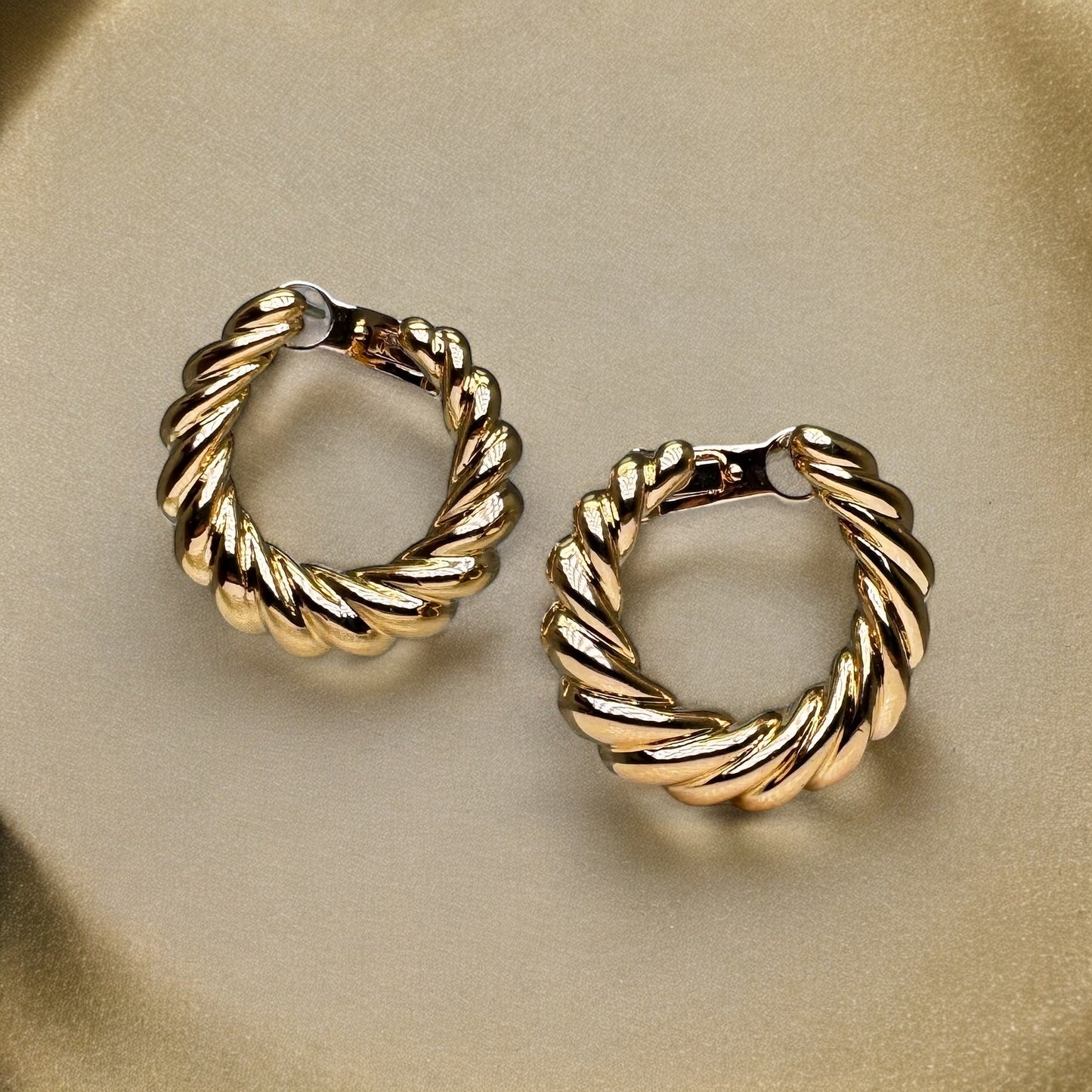 CARTIER Boucles d’oreilles créoles en or jaune.