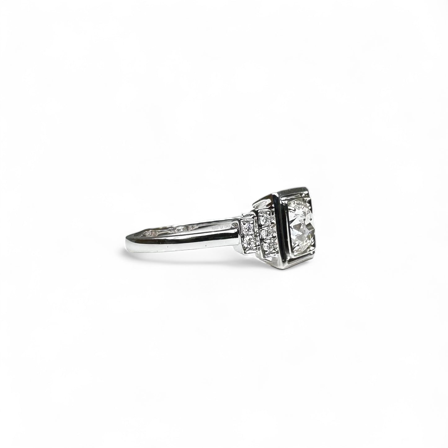 Bague solitaire de style Art-Déco en or gris serti de diamants.