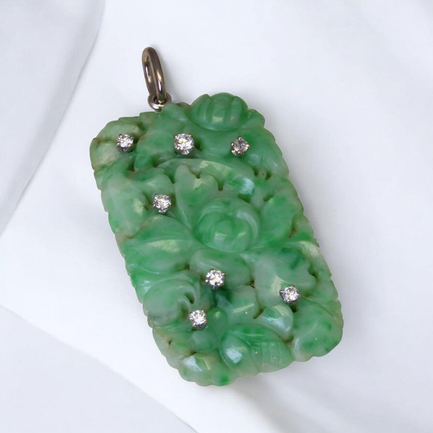 Pendentif Art Déco en or, jade sculpté et diamants.