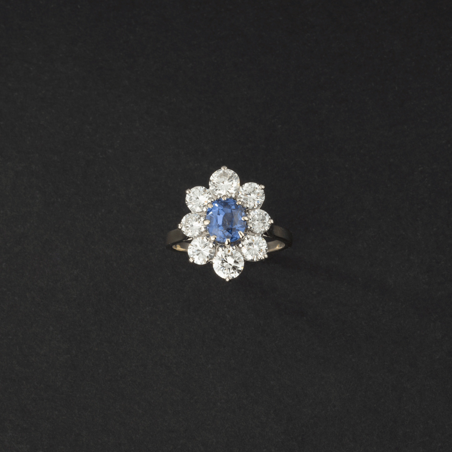 Bague marguerite en or blanc, saphir Ceylan naturel et diamants.