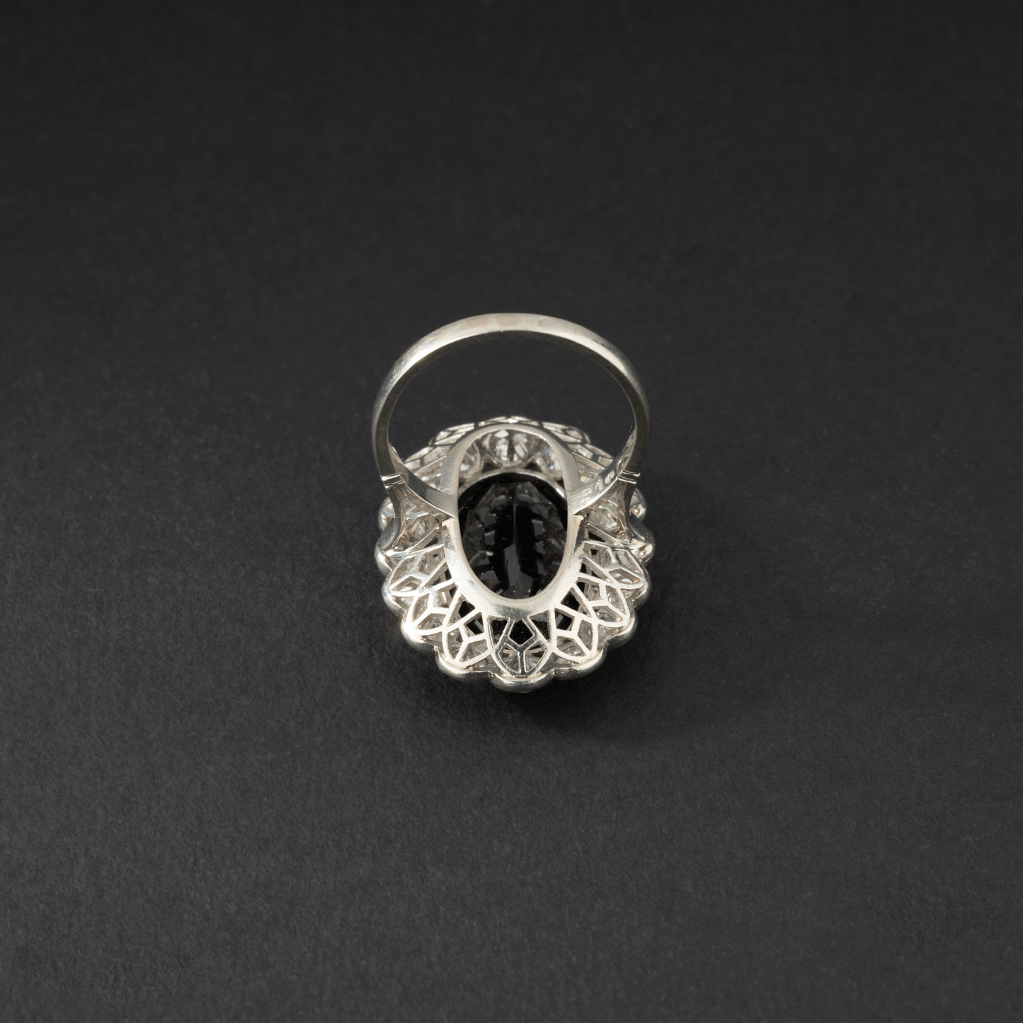 Bague marguerite en platine, saphir et diamants.