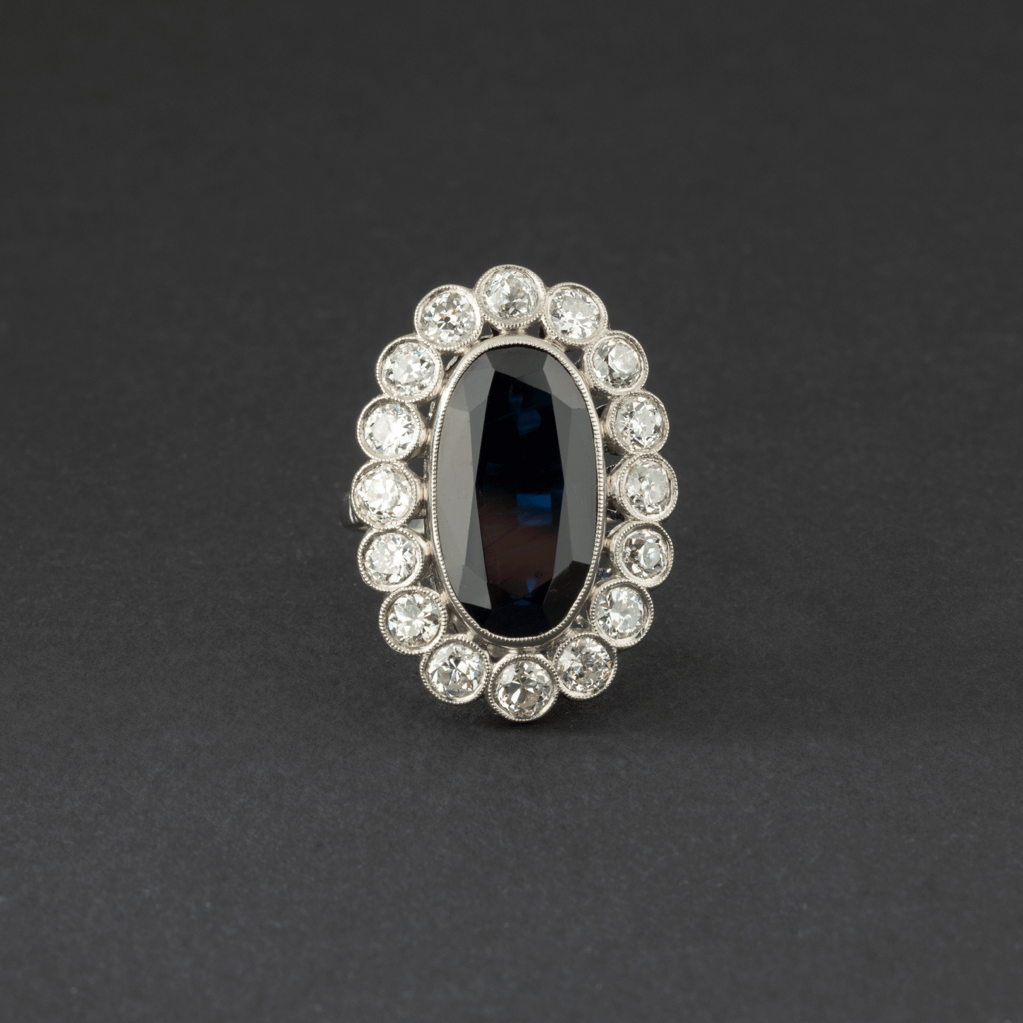 Bague marguerite en platine, saphir et diamants.
