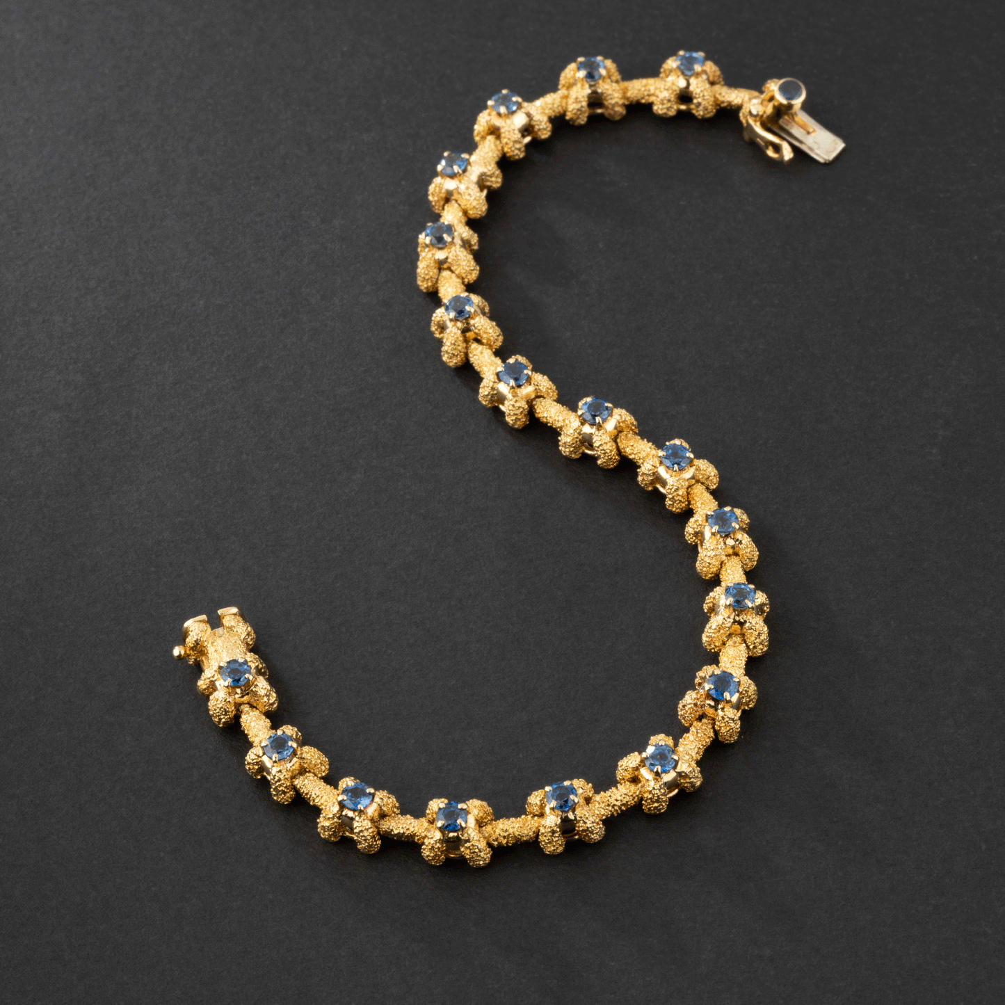 Bracelet souple en or jaune et saphirs. Vintage