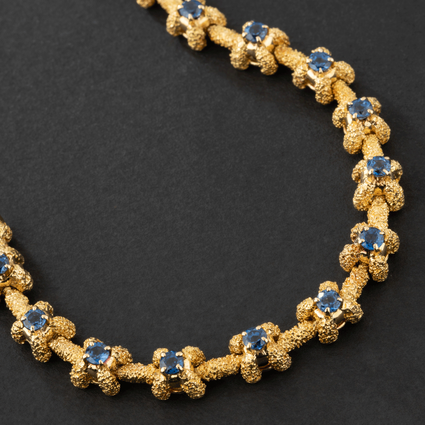 Bracelet souple en or jaune et saphirs. Vintage