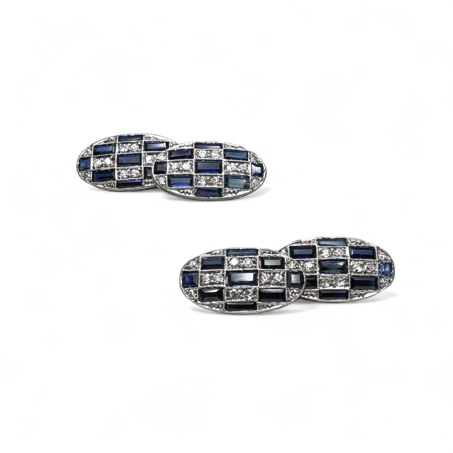 Boutons de manchette Art-Déco en or blanc sertie de diamants 8x8 et saphirs calibré.