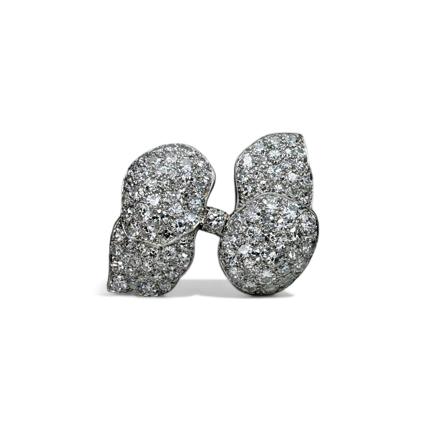 LACLOCHE FRÈRES Broche noeud en platine pavée de diamants.