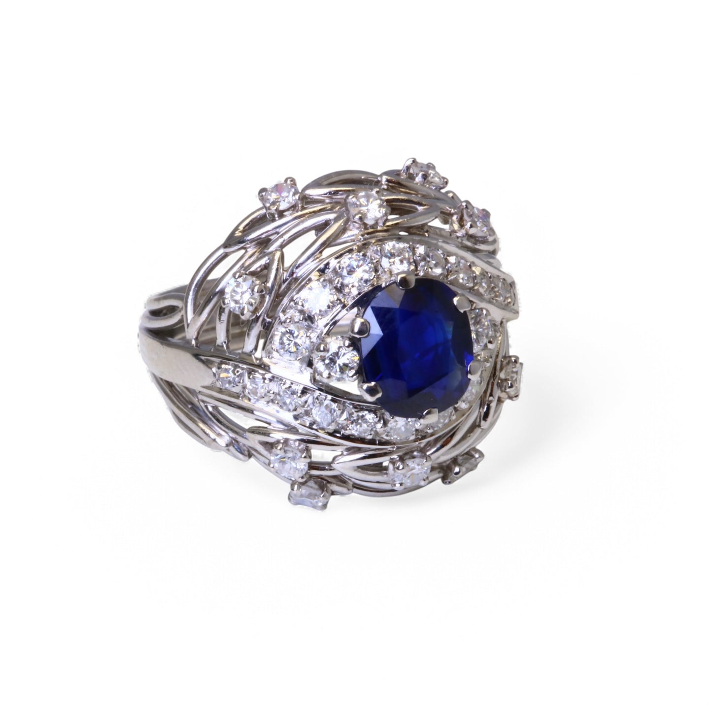 Bague dôme ornée d’un saphir bleu naturel et de diamants.