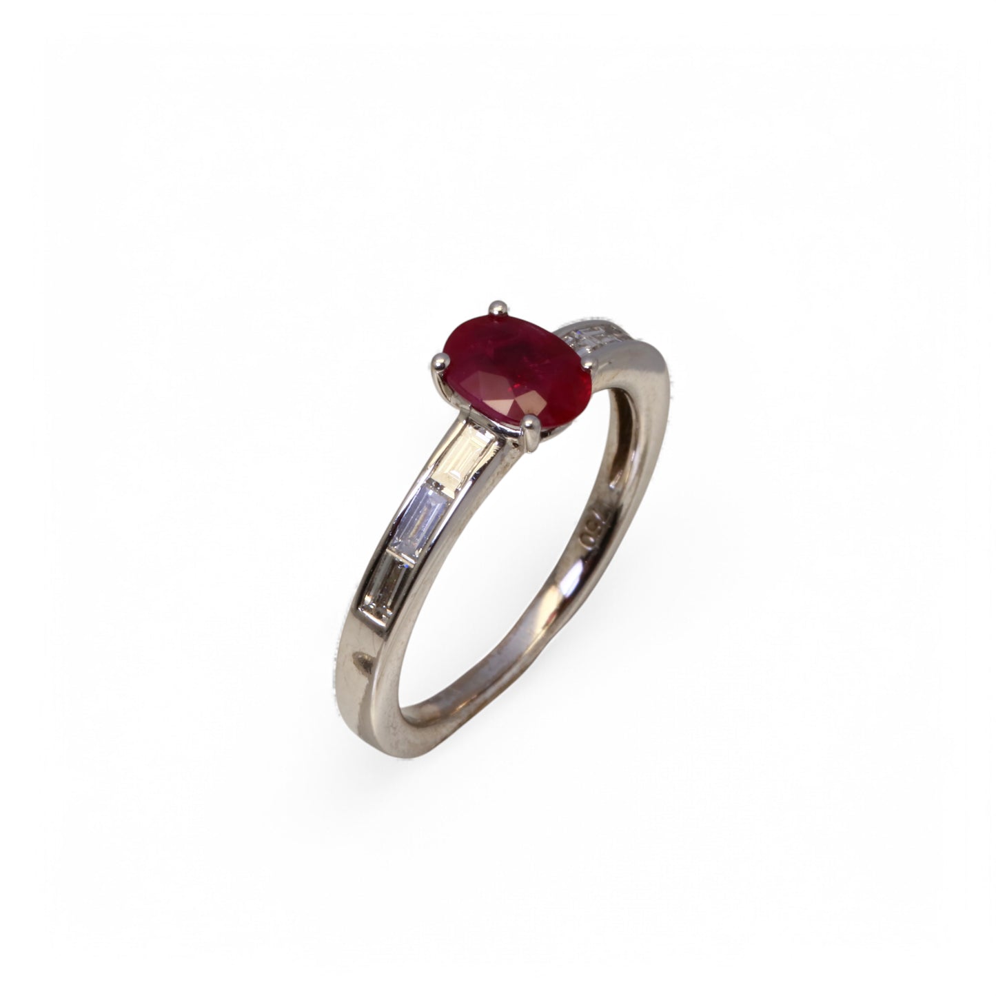 Bague en or blanc rubis et diamants.