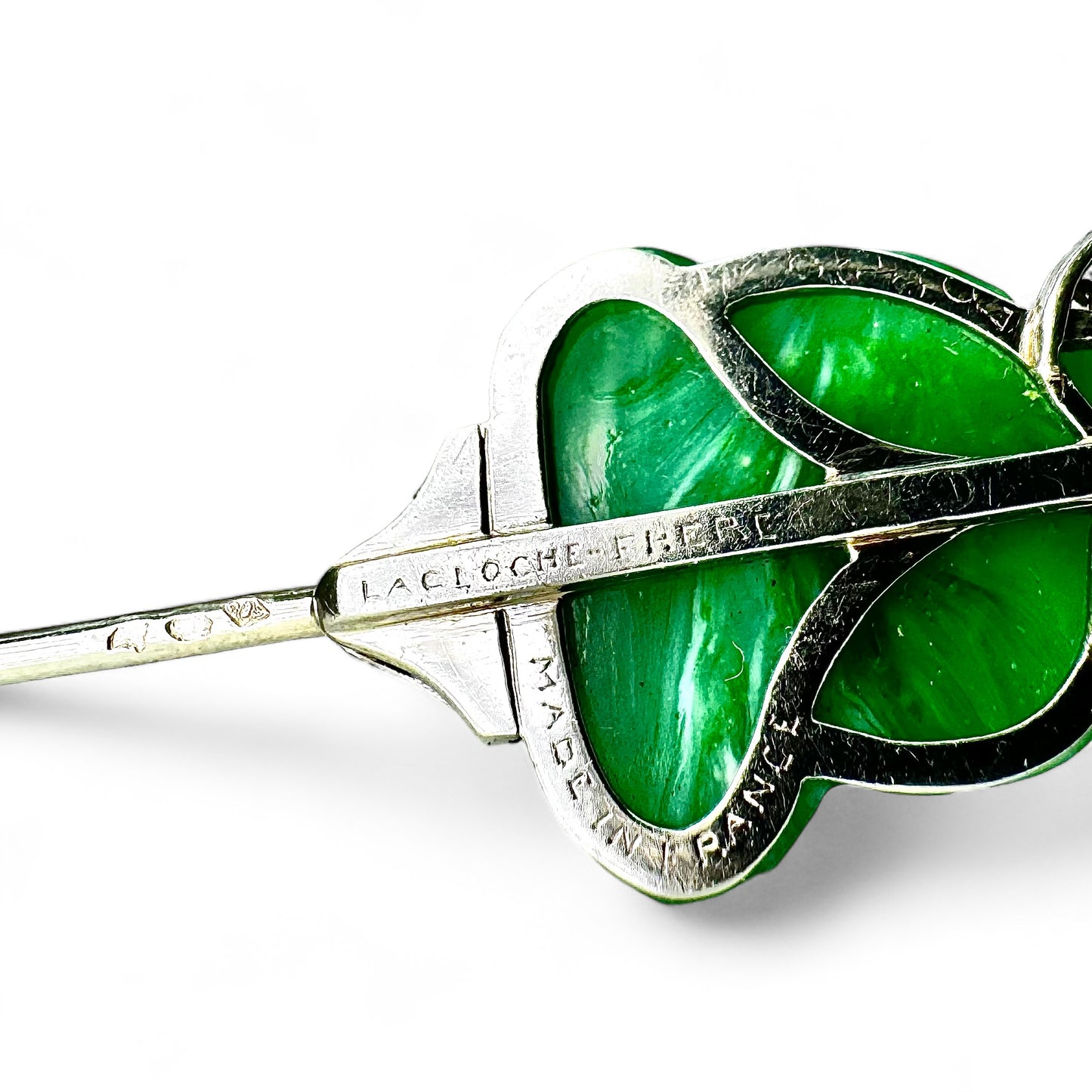 LACLOCHE FRÈRES - Épingle à jabot en platine sertie de diamants et pâte de verre.