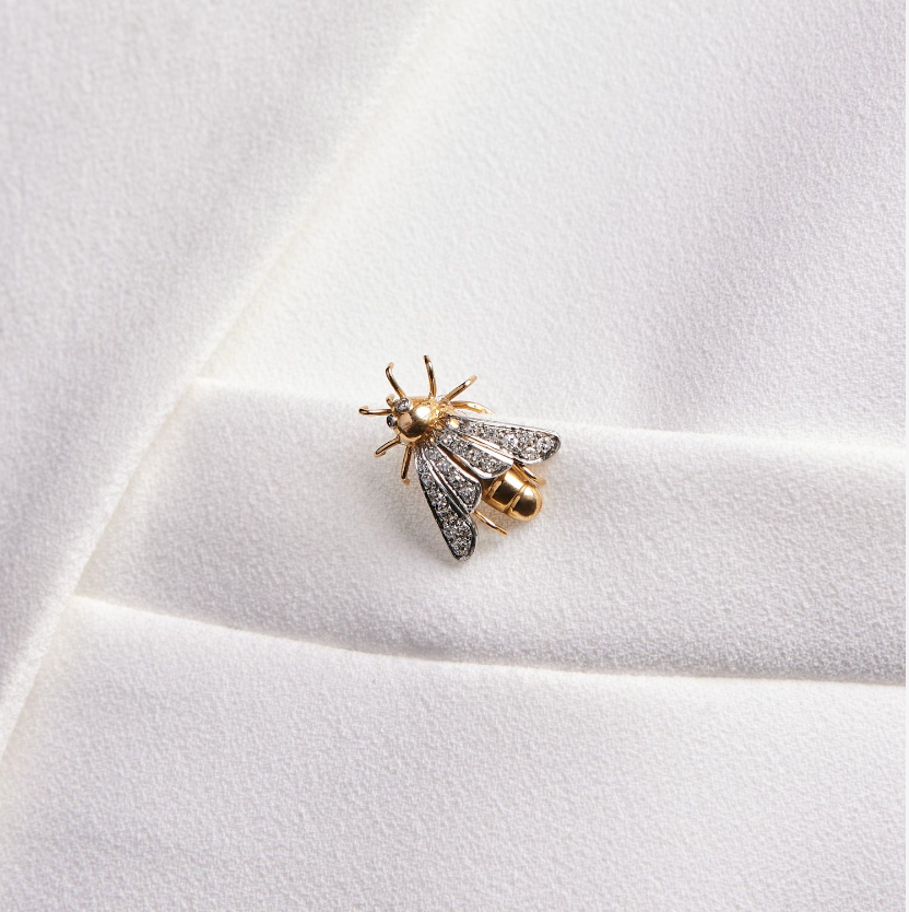 Pin's mouche en or et platine souligné de diamants. Vers 1950.