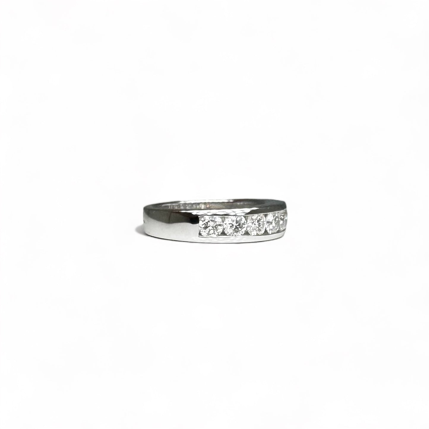 Demie alliance en or blanc sertie de diamants