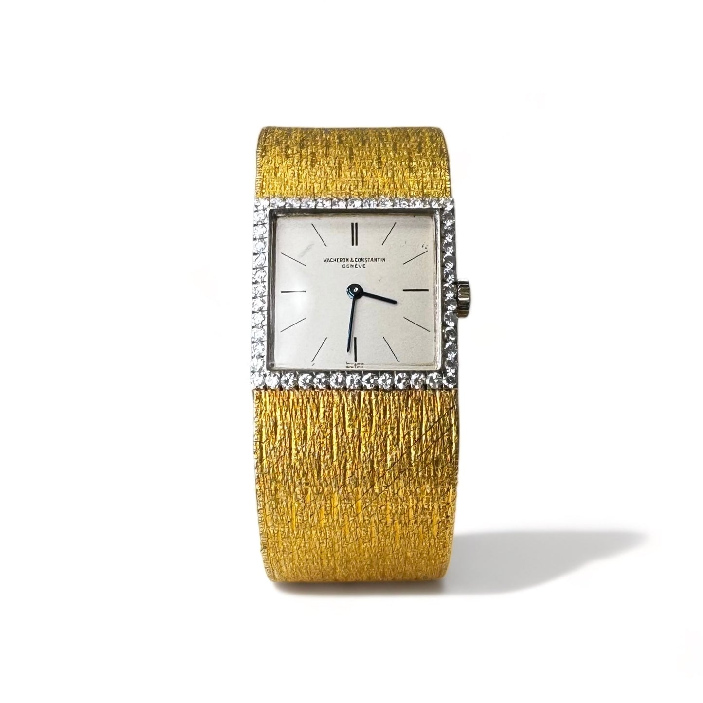 Vacheron Cosnstantin Montre bracelet de dame en or jaune pavée de diamants.