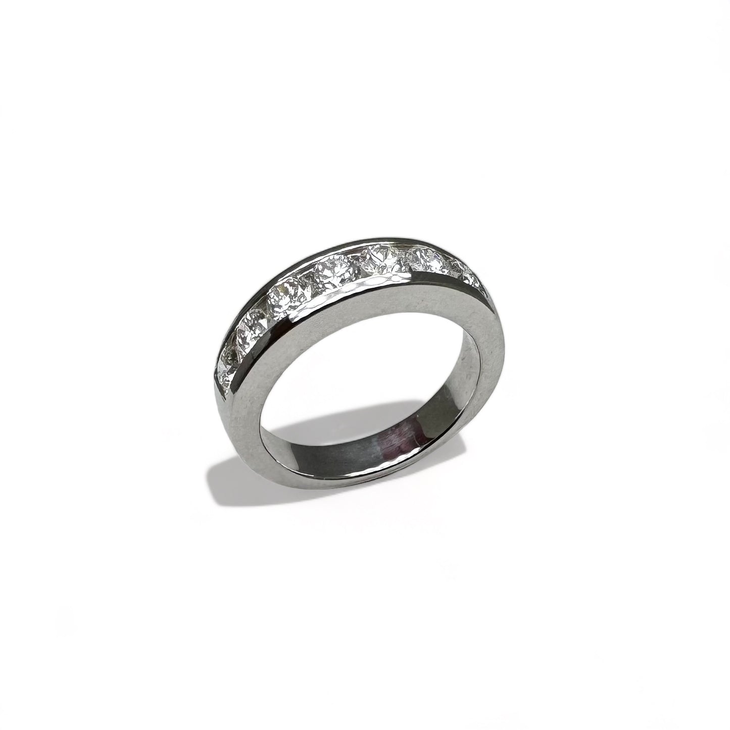 Demie alliance en or blanc sertie de diamants