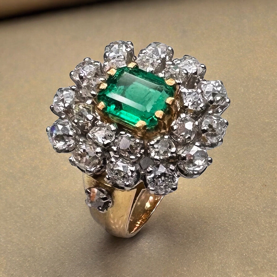 Bague ancienne sertie d’une émeraude colombienne de 1.26 carat et de diamants.