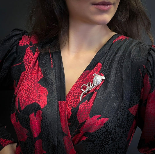 Broche tulipe en éclosion en platine et diamants.