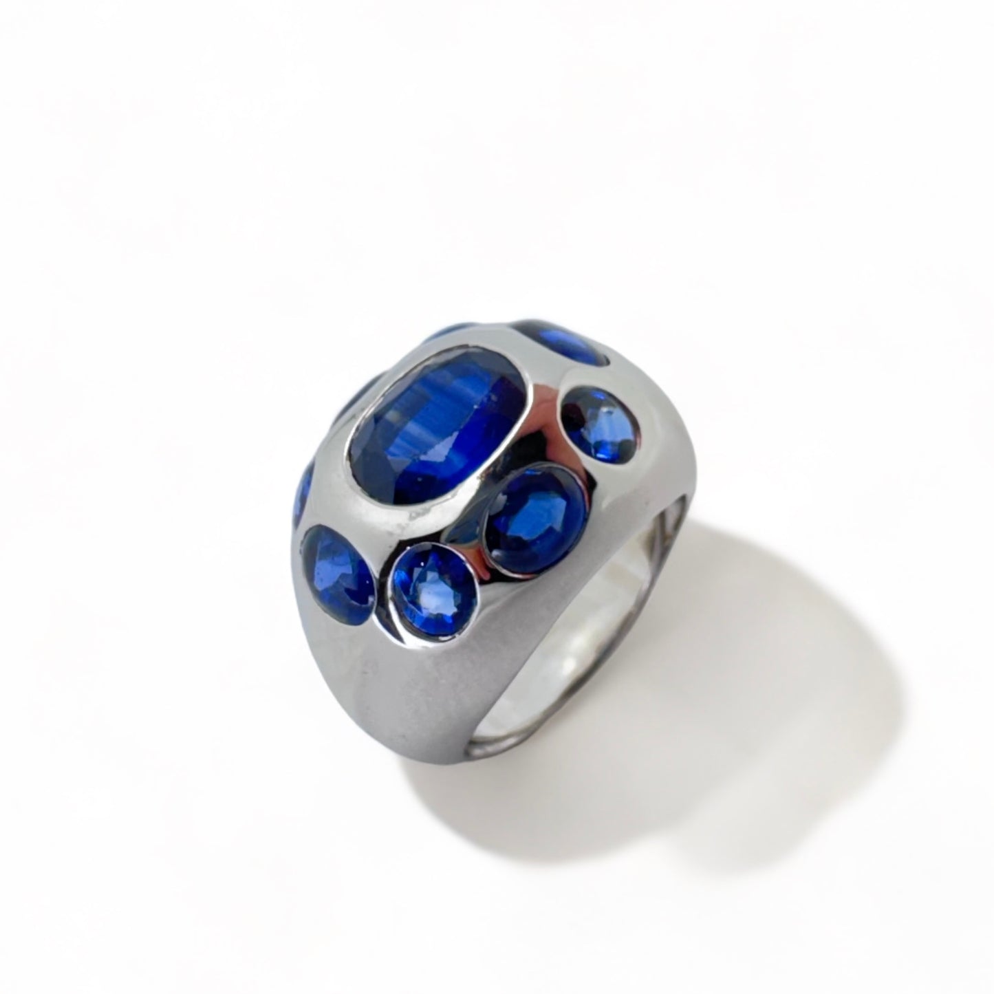 Bague cocktail en or blanc et saphirs