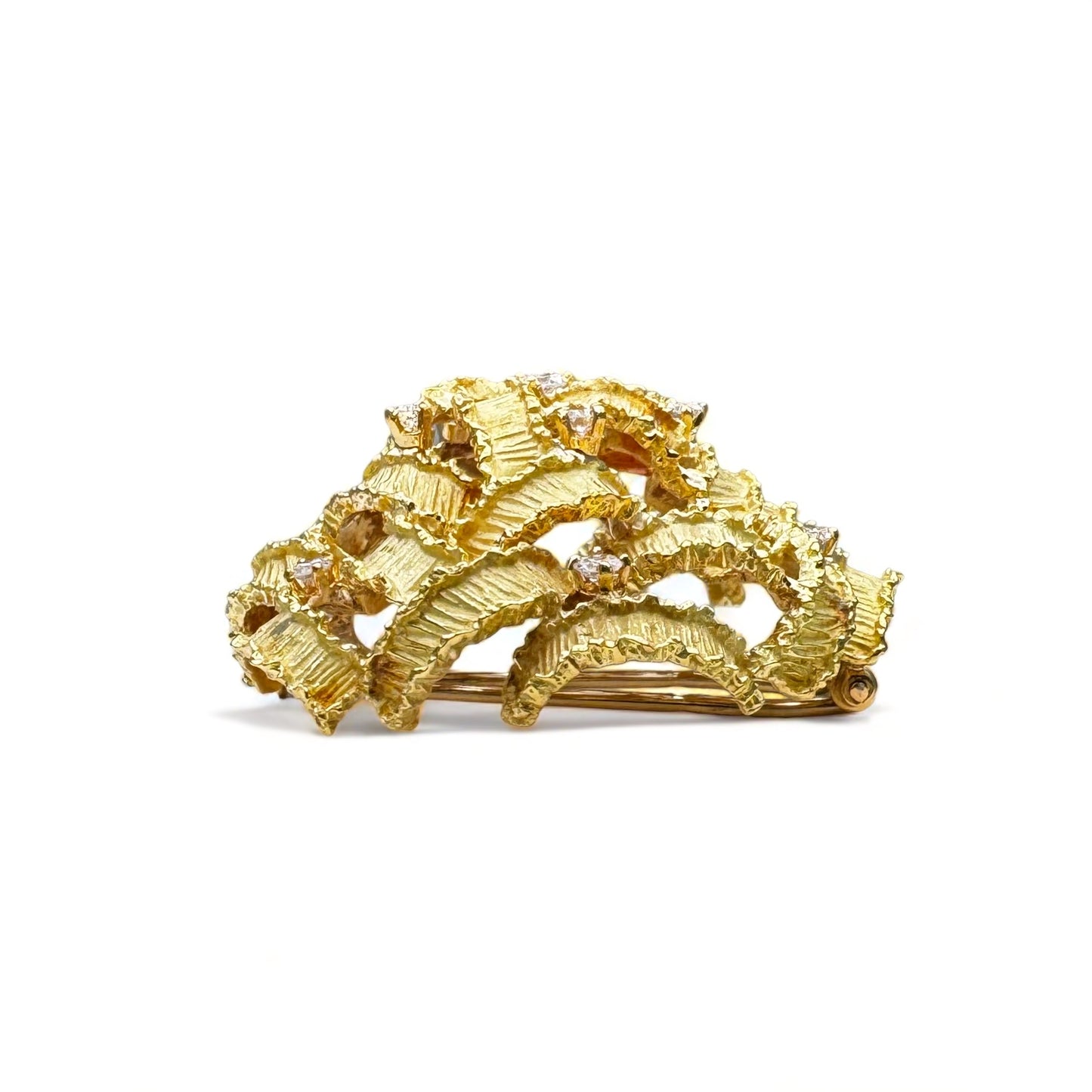 Broche vintage en or jaune texturé sertie de diamants. Vers 1960.