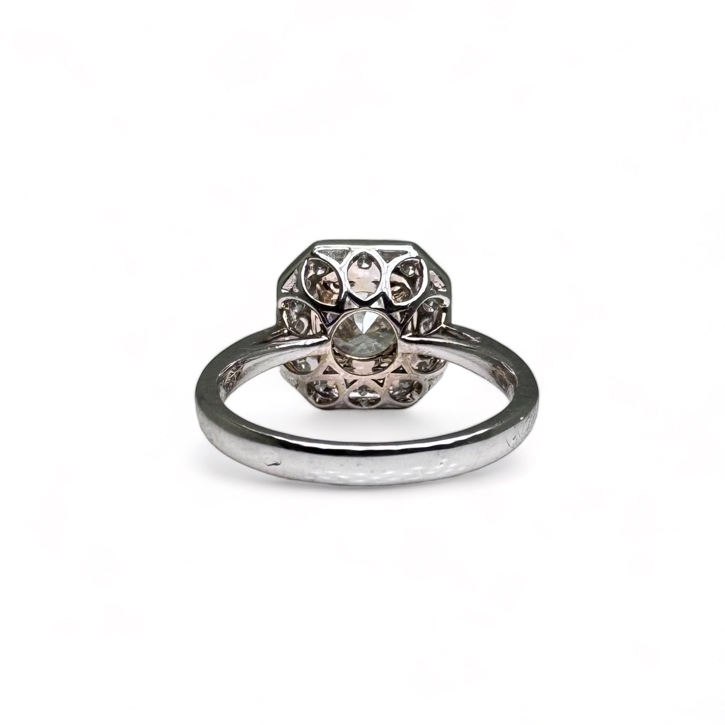 Bague solitaire en or blanc centré d’un diamant de 1,71 carat.