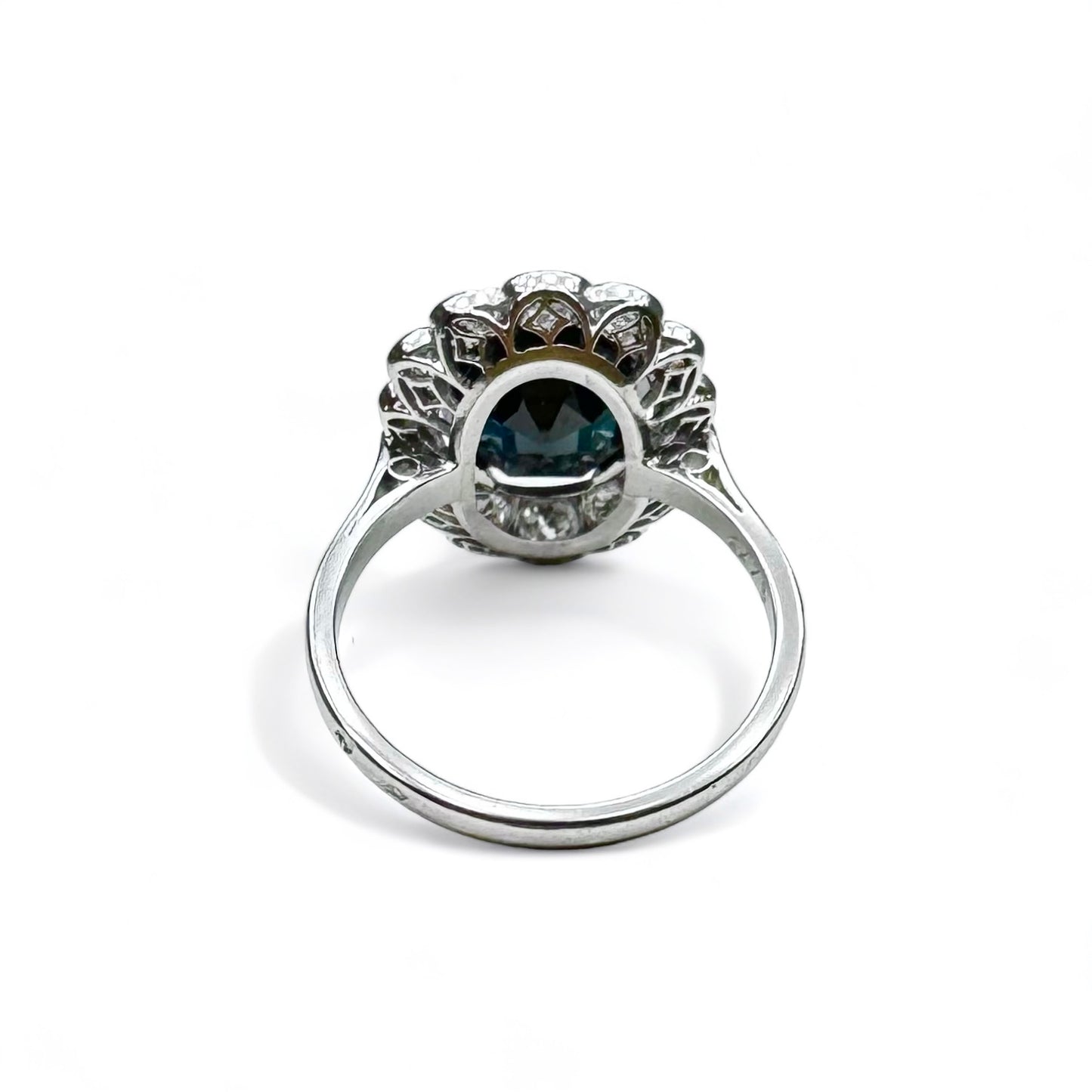 Bague marguerite en platine centrée d’un saphir entouré de diamants.