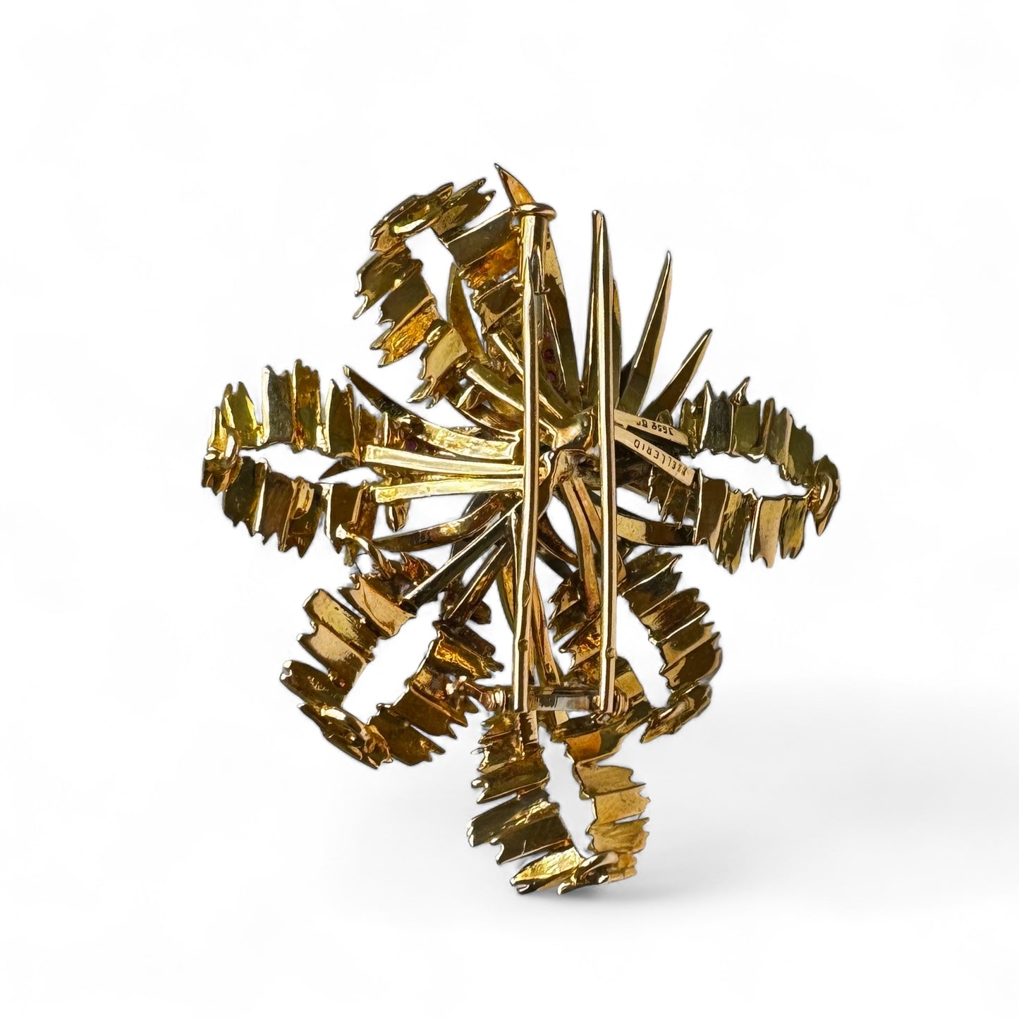 MELLERIO Broche en or jaune, le centre orné d’émeraude, de rubis et de diamants.