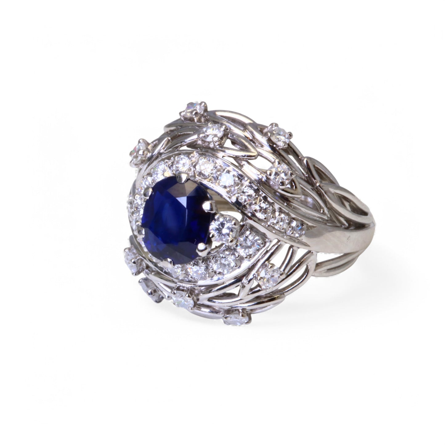 Bague dôme ornée d’un saphir bleu naturel et de diamants.