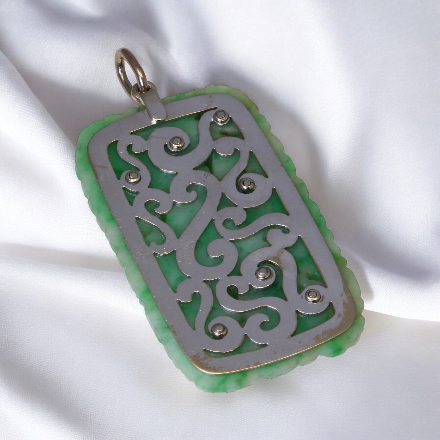 Pendentif Art Déco en or, jade sculpté et diamants.