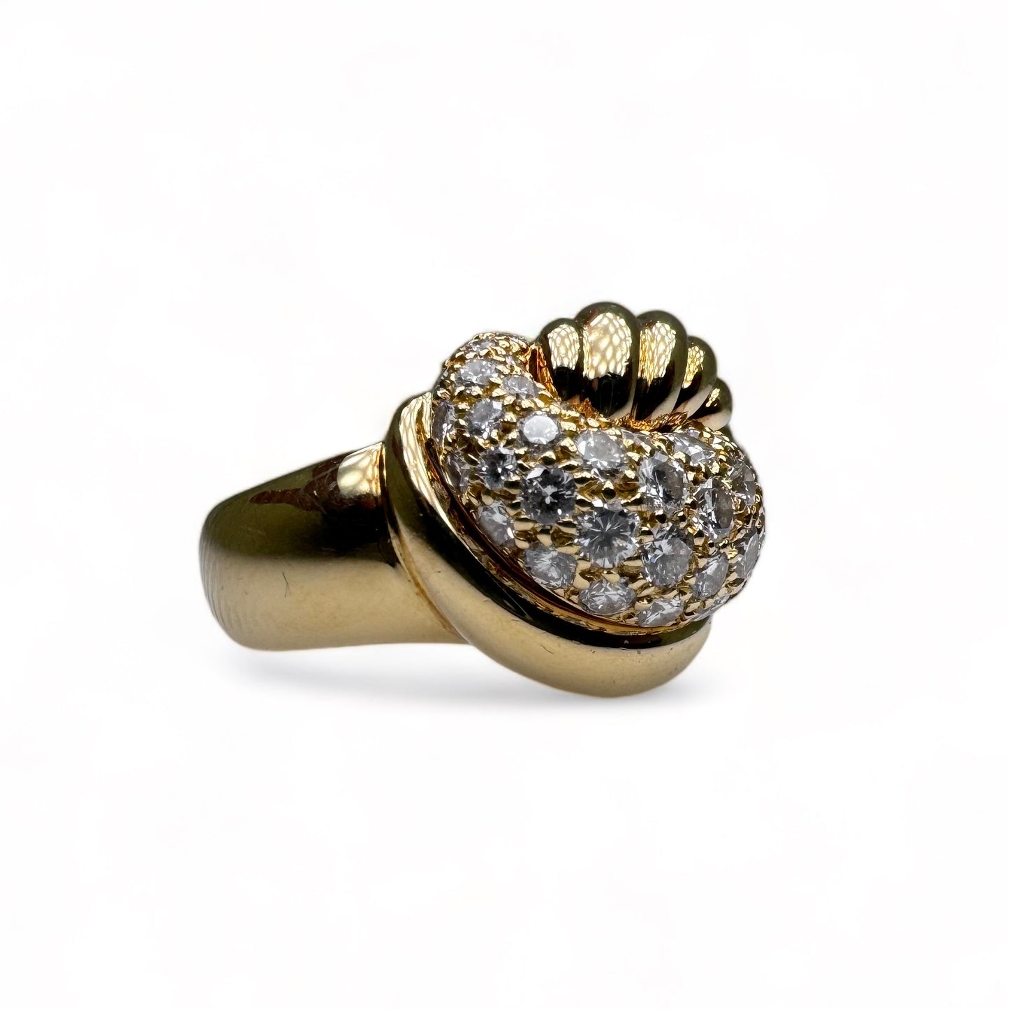 FRED Bague en forme de noeud en or jaune sertie de diamants.