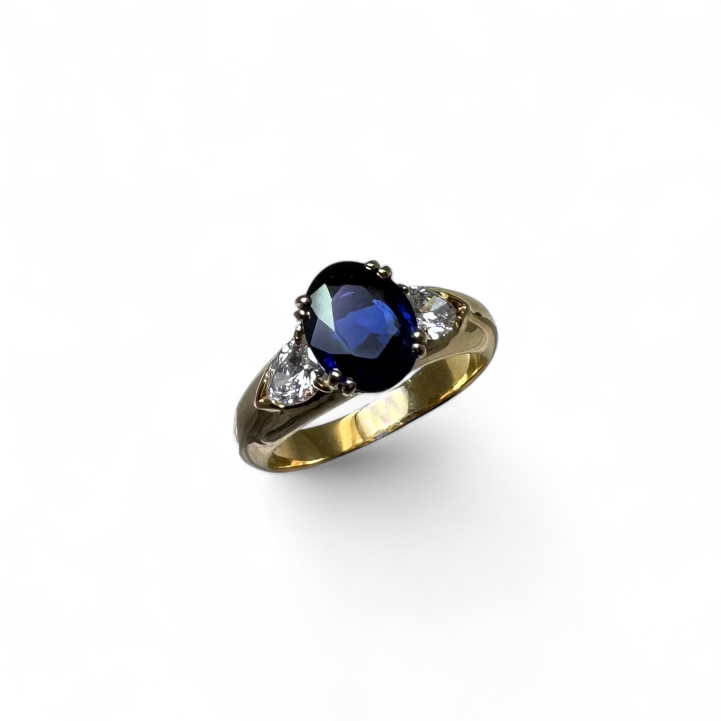 Bague en or jaune, saphir, diamants.