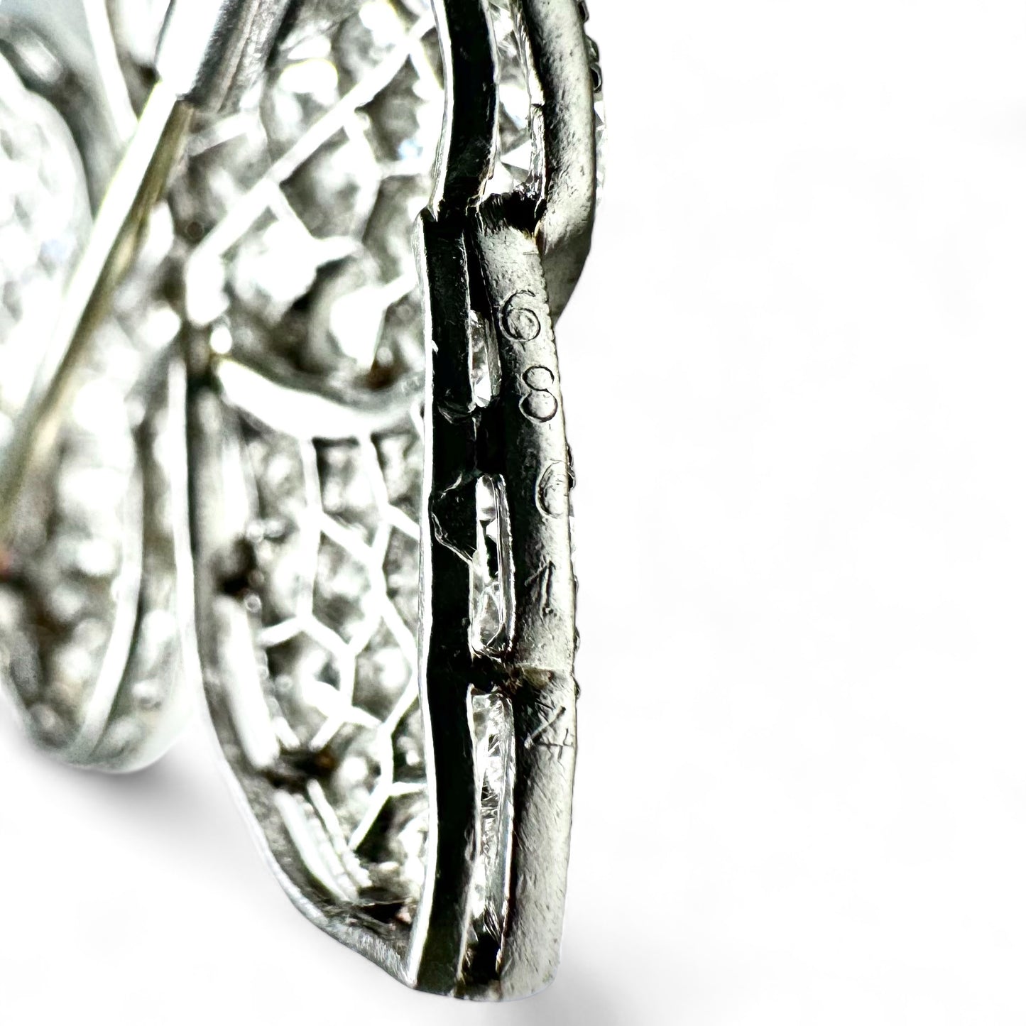 LACLOCHE FRÈRES Broche noeud en platine pavée de diamants.