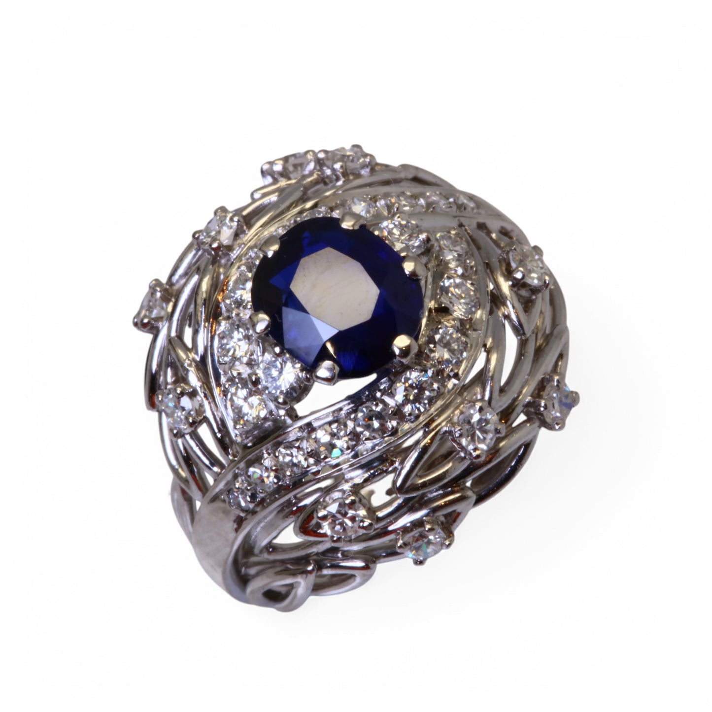 Bague dôme ornée d’un saphir bleu naturel et de diamants.