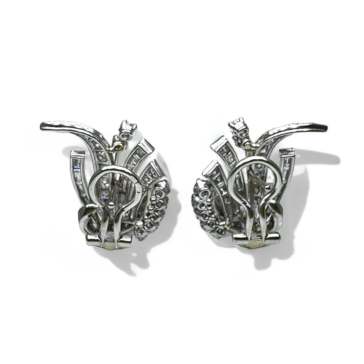 Boucles d’oreilles en or et platine sertie de diamants.