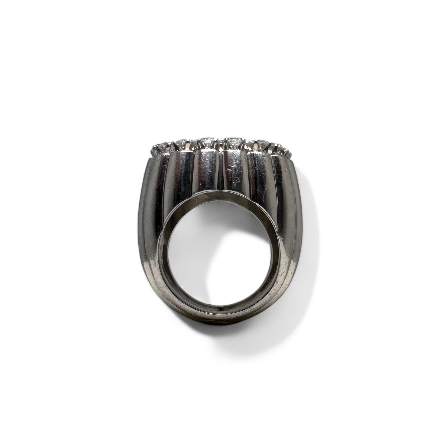 Bague Tartelette en platine pavée de diamants.