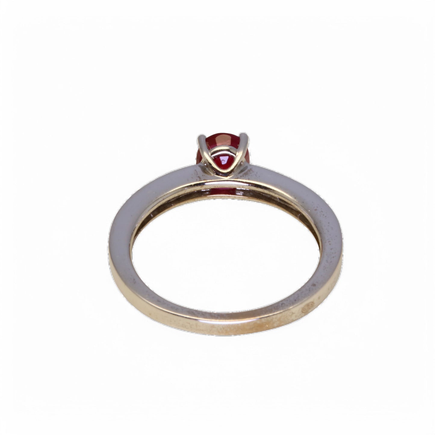 Bague en or blanc rubis et diamants.