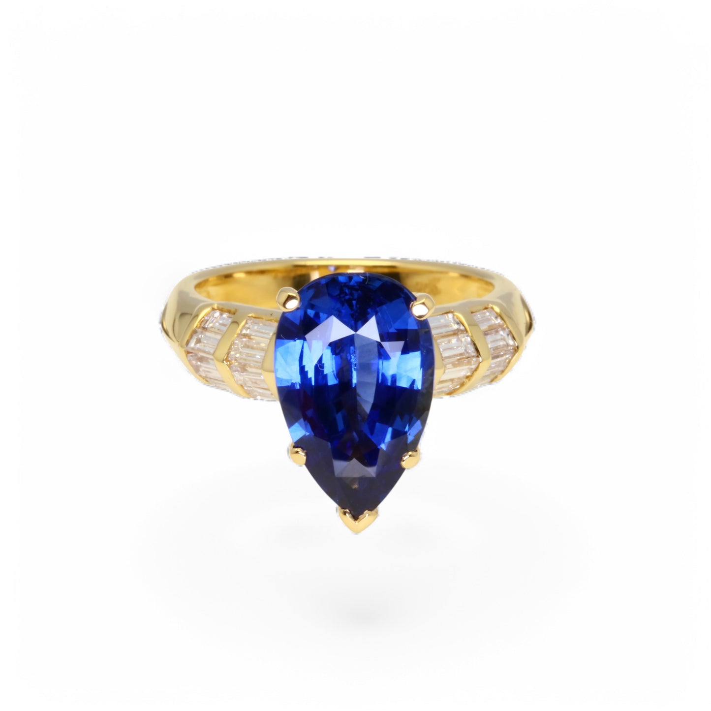 Bague en or jaune ornée d’un saphir bleu Ceylan et de diamants.