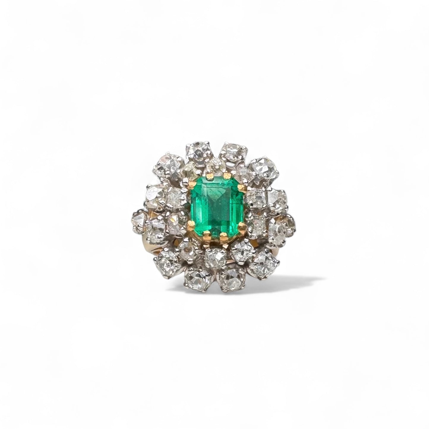 Bague ancienne sertie d’une émeraude colombienne de 1.26 carat et de diamants.
