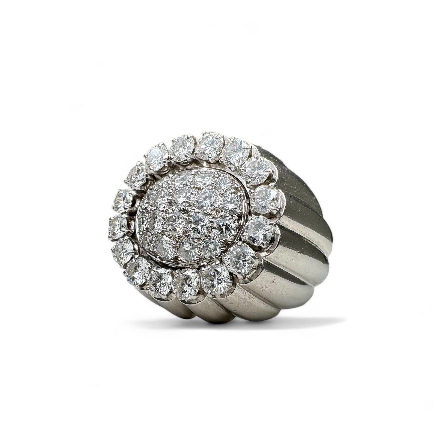 Bague Tartelette en platine pavée de diamants.