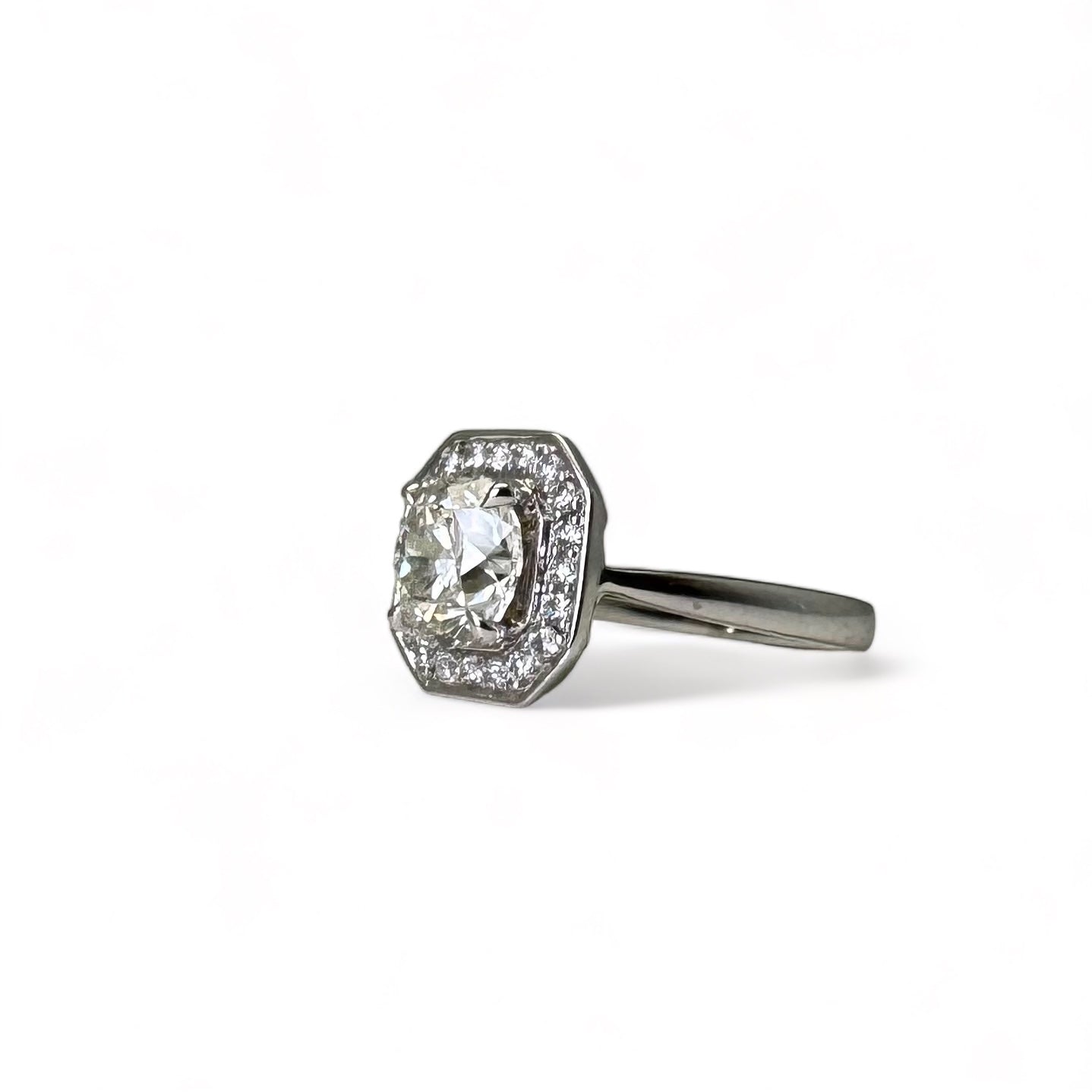 Bague solitaire en or blanc centré d’un diamant de 1,71 carat.