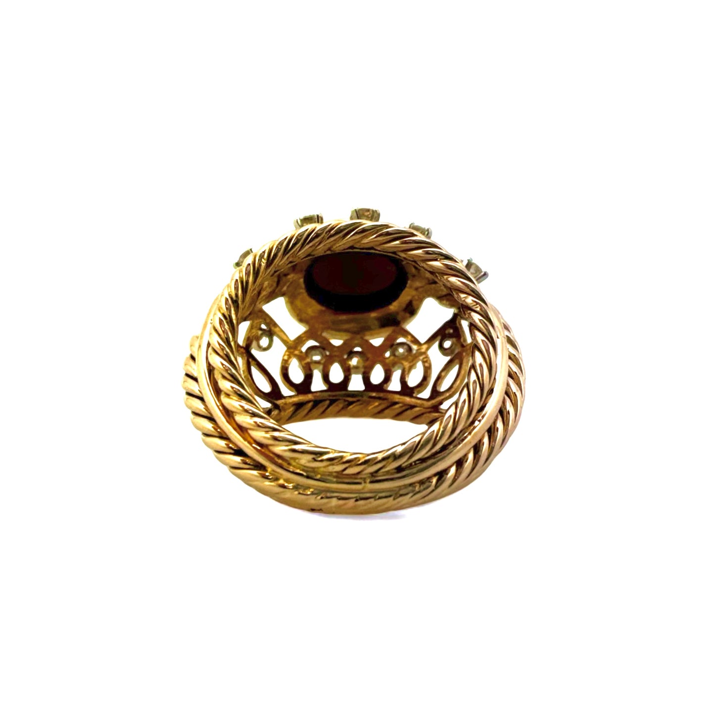 Bague dôme en or jaune ornée d’un grenat entouré de diamants.