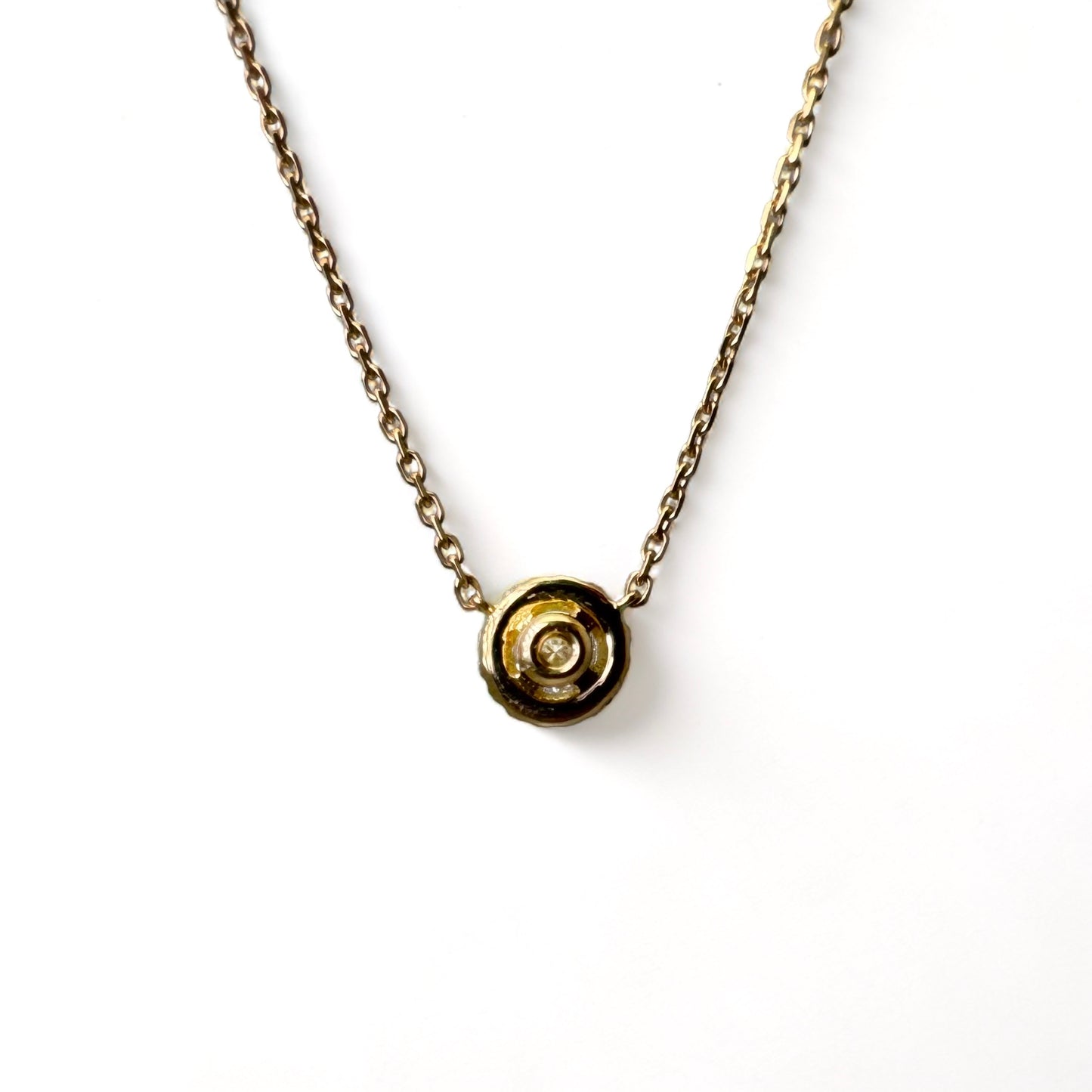 Collier en or jaune et diamants taille brillant.