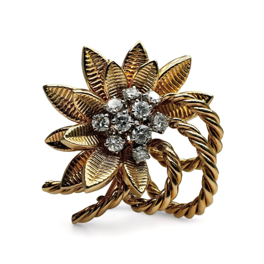 REGNER Broche-clip fleur en or et platine serti de diamants.