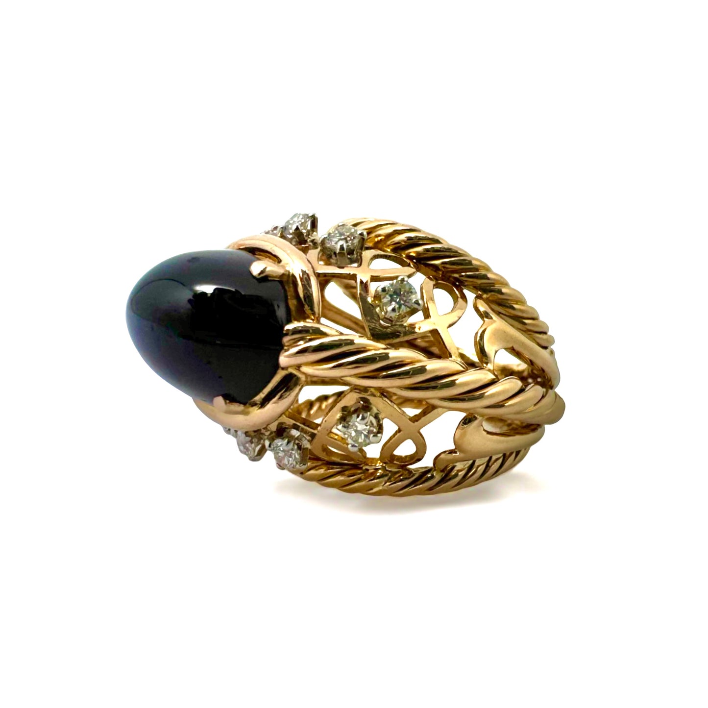 Bague dôme en or jaune ornée d’un grenat entouré de diamants.