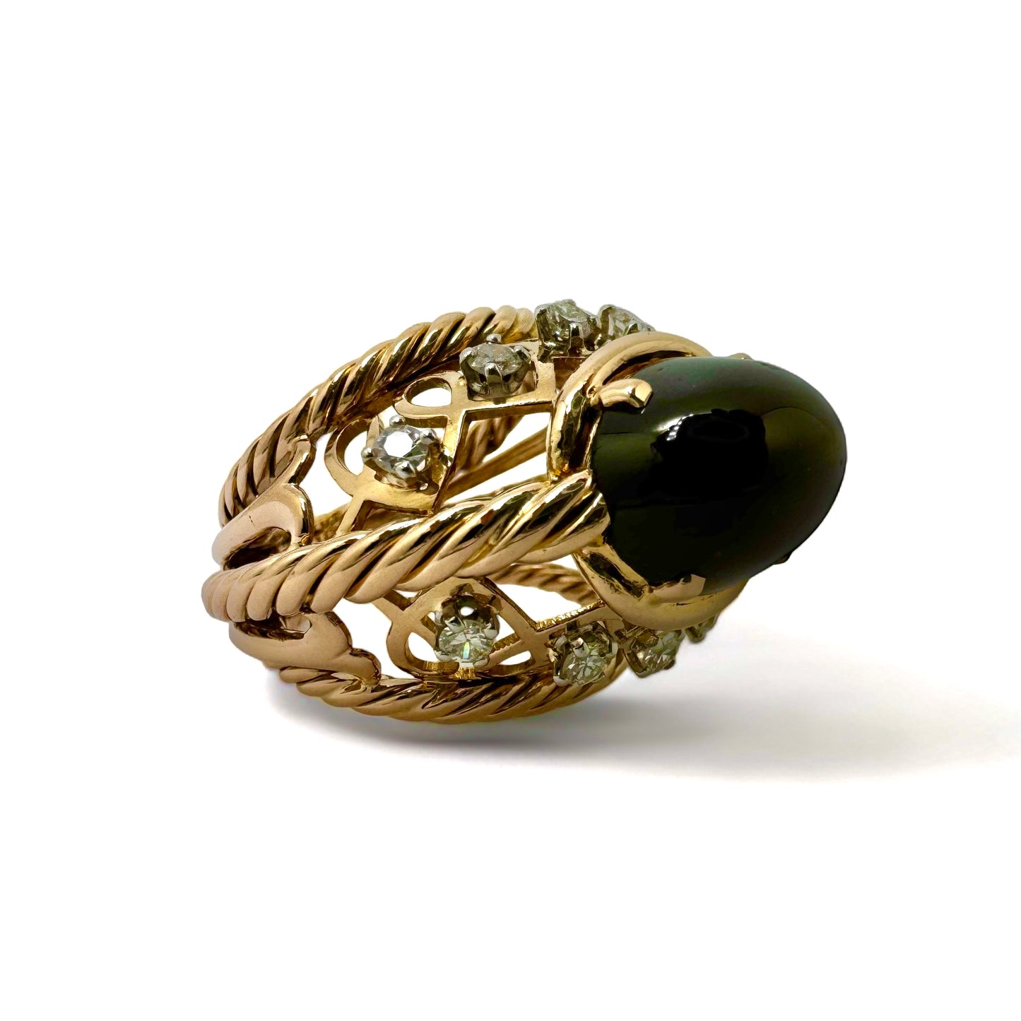 Bague dôme en or jaune ornée d’un grenat entouré de diamants.