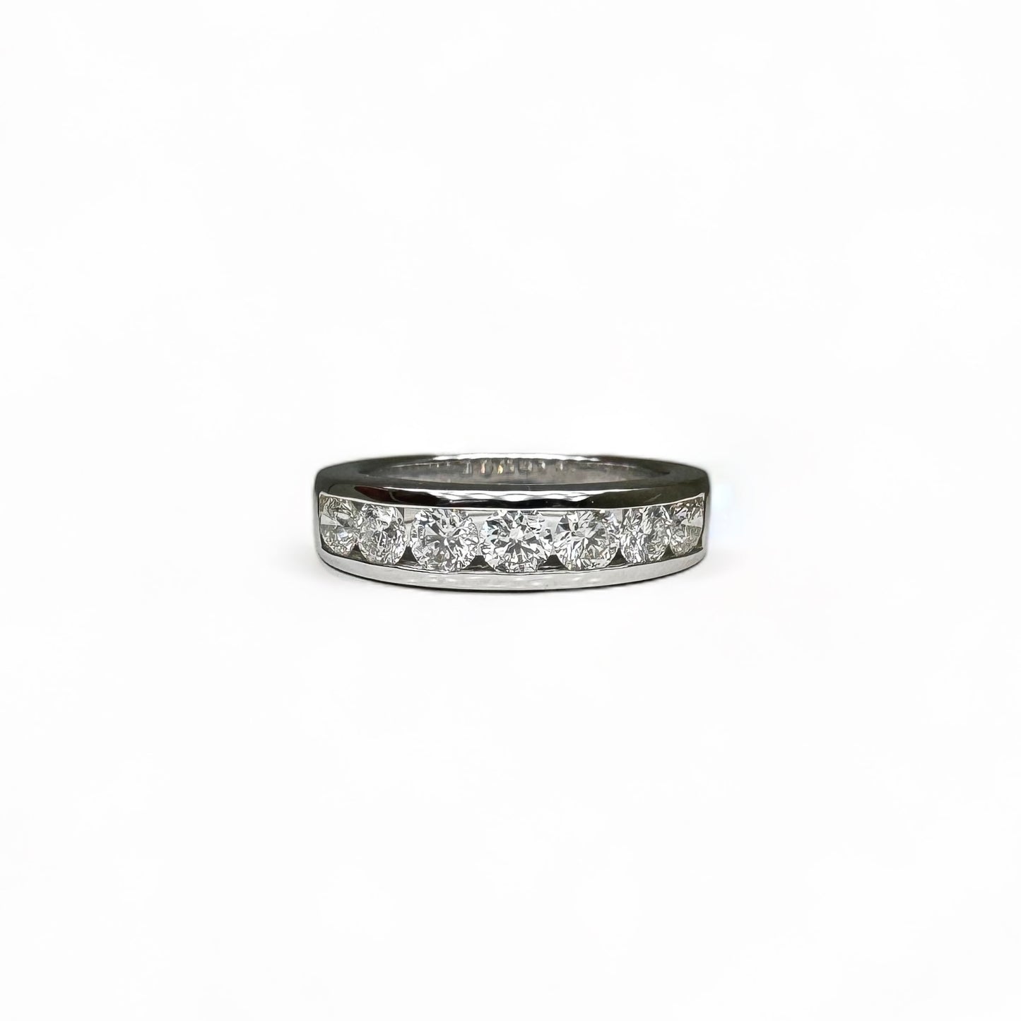 Demie alliance en or blanc sertie de diamants