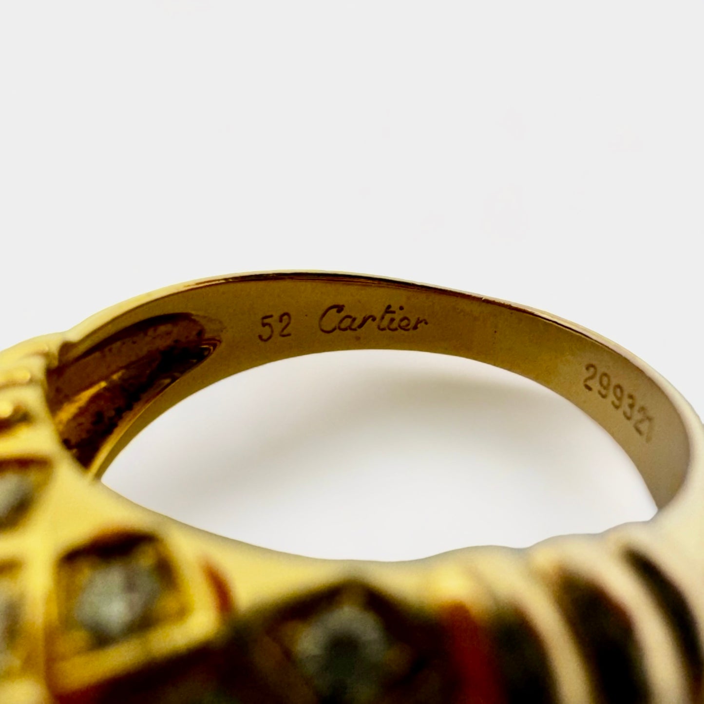 CARTIER Bague jonc résille orné de diamants.