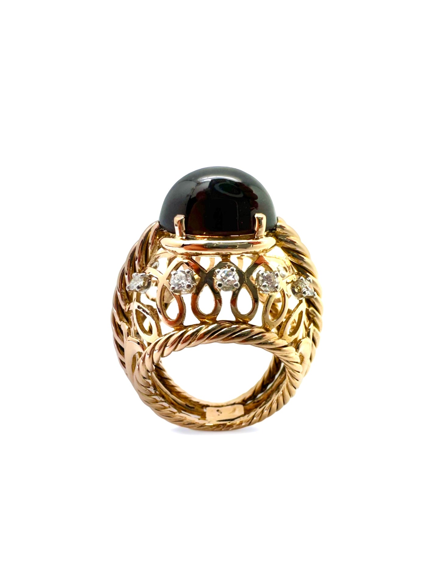 Bague dôme en or jaune ornée d’un grenat entouré de diamants.