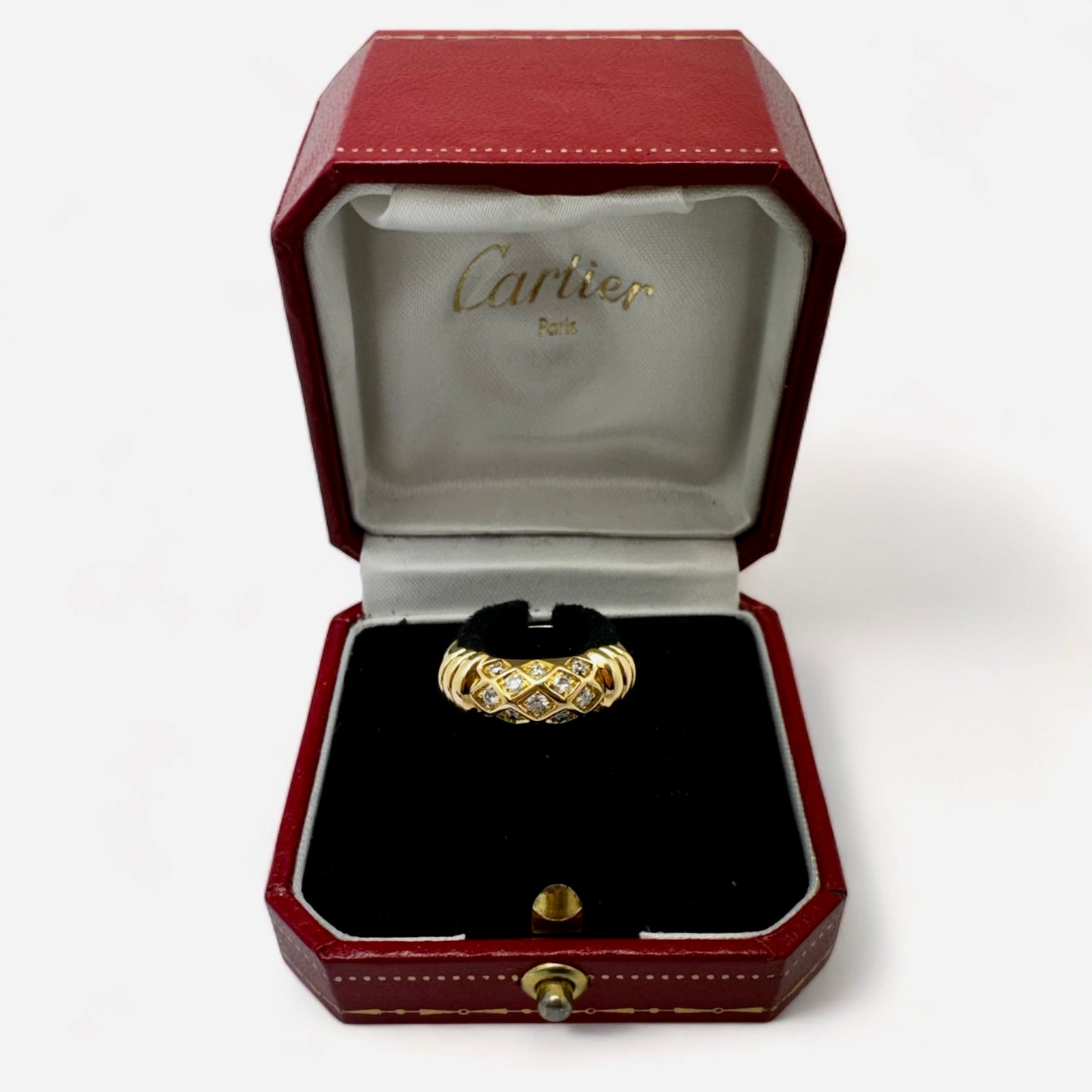 CARTIER Bague jonc résille orné de diamants.