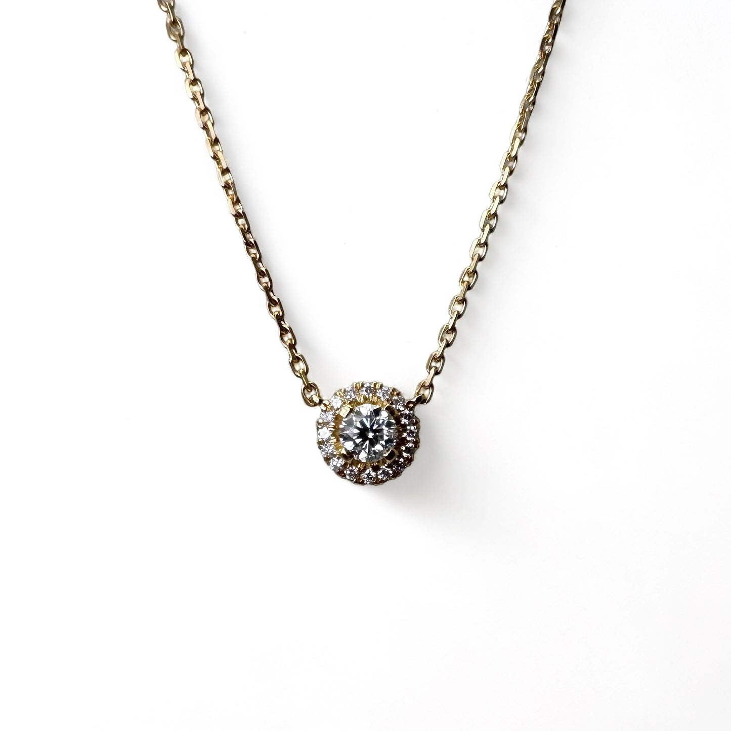 Collier en or jaune et diamants taille brillant.