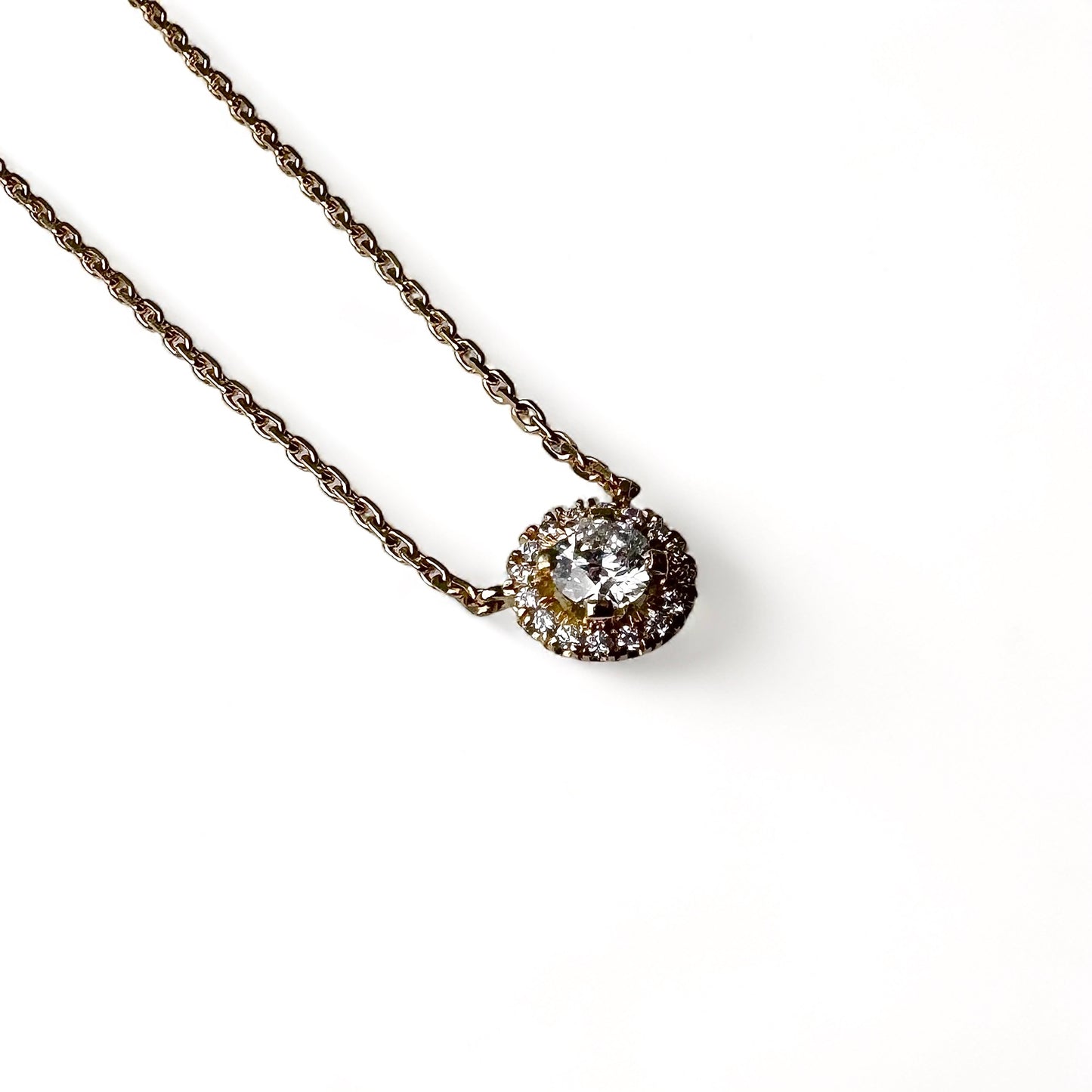 Collier en or jaune et diamants taille brillant.